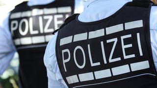 Am frühen Dienstagmorgen hat sich laut Polizei in einer Arbeiterunterkunft in Wernau (Kreis Esslingen) ein schwerer Messerangriff ereignet. (Symbolbild) Auf dem Bild sind Polizisten zu sehen.