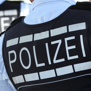 Am frühen Dienstagmorgen hat sich laut Polizei in einer Arbeiterunterkunft in Wernau (Kreis Esslingen) ein schwerer Messerangriff ereignet. (Symbolbild) Auf dem Bild sind Polizisten zu sehen.