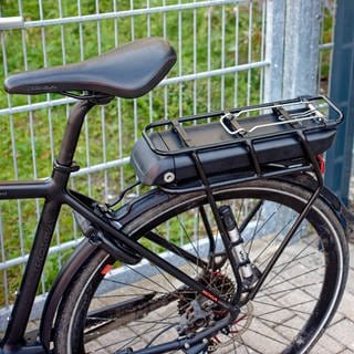 Die Feuerwehr Stuttgart gibt Tipps, wie sich Brände von Akkus - beispielsweise von Fahrrädern - möglichst verhindern lassen. (Symbolbild) Auf dem Bild ist ein E-Bike mit Akku zu sehen.