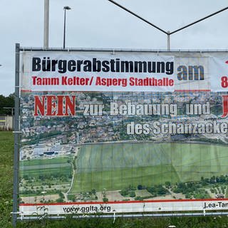 Plakat wirbt für eine Bürgerabstimmung gegen möglichen Bau einer LEA auf dem Ludwigsburger Schanzacker