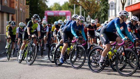 Radrennen der Frauen in Stuttgart: Fahrerinnen waren in dichtem Pulk