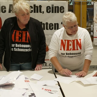 Die Bürgerinitiative bei der Abstimmung mit T-shirts und Plakaten gegen den Bau einer LEA.