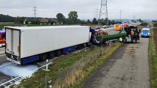 Unfall mit zwei Lastern auf B295, aus dem hinteren läuft Milch aus