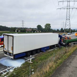 Unfall mit zwei Lastern auf B295, aus dem hinteren läuft Milch aus