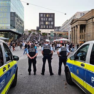 In der Stuttgarter Innenstadt ist Polizei im Einsatz um für Sicherheit zu sorgen.