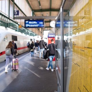 Ein Fahrplan hängt am Stuttgarter Hauptbahnhof.