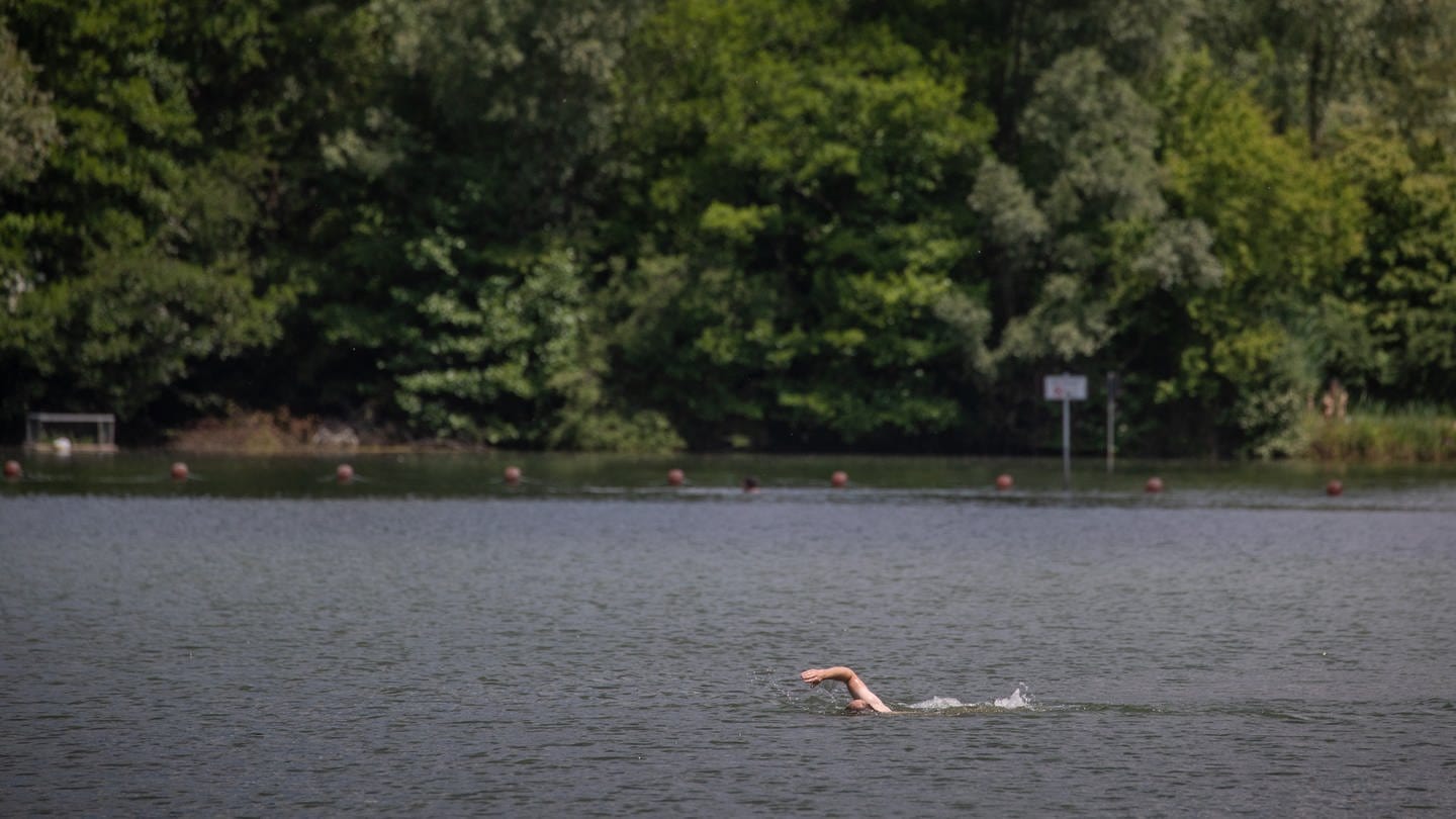 Ein Mann schwimmt bei Sonnenschein im Badesee Plüderhausen (Rems-Murr-Kreis). In diesem Jahr gab es wieder mehr Badetote in Baden-Württemberg.