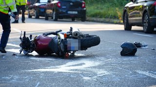 Ein Motorrad liegt auf der Straße nach einem tödlichen Unfall.