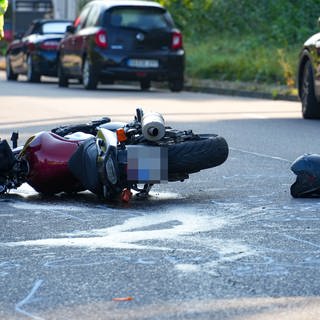 Ein Motorrad liegt auf der Straße nach einem tödlichen Unfall.