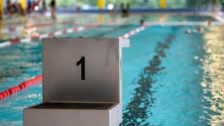 Ein sechsjähriger Junge ist nach Vorfall in einem Schwimmbad in Korntal-Münchingen (Kreis Ludwigsburg) verstorben. (Symbolbild)