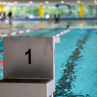 Ein sechsjähriger Junge ist nach Vorfall in einem Schwimmbad in Korntal-Münchingen (Kreis Ludwigsburg) verstorben. (Symbolbild)