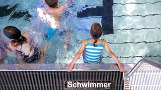 Kinder beim Schwimmunterricht