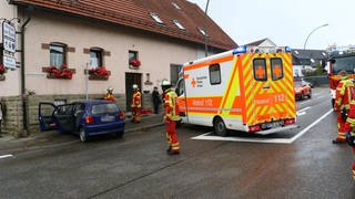 In Leonberg im Kreis Böblingen ist Samstag eine Frau mit ihrem Auto gegen eine Hauswand geprallt. Sie starb später im Krankenhaus.