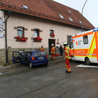 In Leonberg im Kreis Böblingen ist Samstag eine Frau mit ihrem Auto gegen eine Hauswand geprallt. Sie starb später im Krankenhaus.