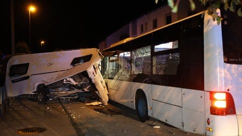 In Bad Überkingen im Kreis Göppingen ist ein Linienbus in einen geparkten Wohnwagen gefahren.