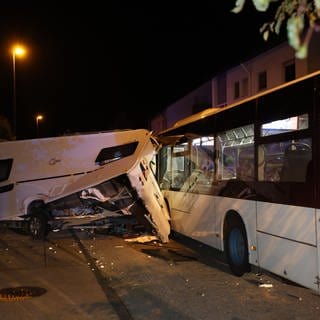 In Bad Überkingen im Kreis Göppingen ist ein Linienbus in einen geparkten Wohnwagen gefahren.