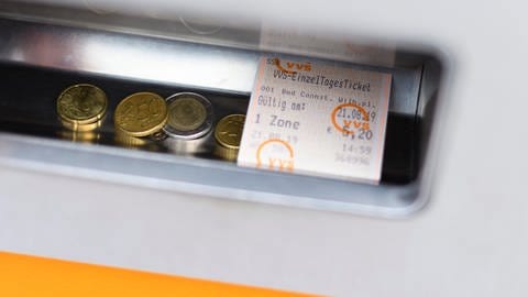 Ein VVS-Einzel-Tagesticket liegt in einem Ticketautomat.