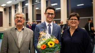 Der stellvertretende Bürgermeister Wilhelm Weiss und die zweite Stellvertreterin Sandra Horwath-Duschek gratulieren dem neuen Bürgermeister Christoph Herre.