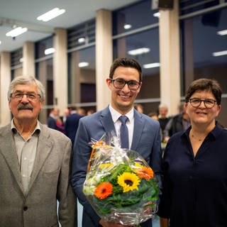 Der stellvertretende Bürgermeister Wilhelm Weiss und die zweite Stellvertreterin Sandra Horwath-Duschek gratulieren dem neuen Bürgermeister Christoph Herre.