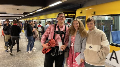 Junge Menschen auf dem Weg zum Wasen