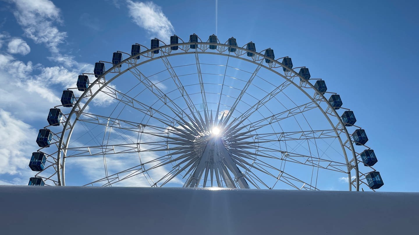 Das Riesenrad auf dem Cannstatter Wasen ist von unten zu sehen.