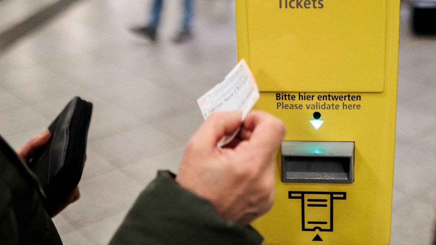 Ticketautomat an Bahnsteig. Die Sozialtickets im Landkreis Göppingen werden eingestellt. Rund 1100 Fahrgäste sind betroffen.