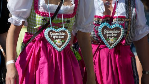 Besucherinnen in Trachten auf dem Cannstatter Wasen