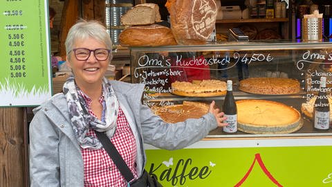 Zum Nachtisch gönnt sich Monica aus Balingen (Zollernalbkreis) zu ihrem Geburtstag ein Stückchen Kuchen auf dem Cannstatter Volksfest. Ihre Stimmung trotz Regenwetter: sehr sonnig!