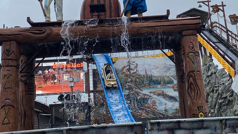 Regenwetter ist schlecht für's Geschäft, besonders bei der Wasserbahn auf dem Cannstatter Wasen 2024 in Stuttgart. 