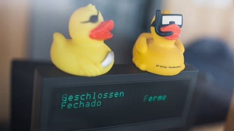 Ein Display mit der Aufschrift "geschlossen" , steht im Kassenbereich des Naturfreibades in Herrenberg.