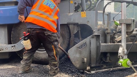 In Stuttgart wird eine Straßenkreuzung mit Bioasphalt aus Cashew-Schalen asphaltier. 