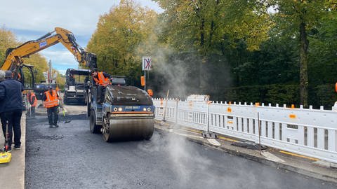 In Stuttgart wird eine Straßenkreuzung mit Bioasphalt aus Cashew-Schalen asphaltier. 