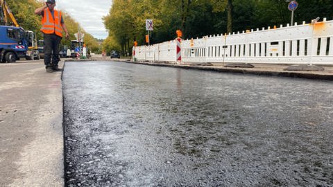 In Stuttgart wird eine Straßenkreuzung mit Bioasphalt aus Cashew-Schalen asphaltier. 