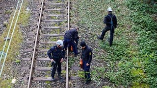 Polizeibeamte suchen im Rahmen von Ermittlungen der Sonderkommission "Kurz" nach Gegenständen im Bereich der Jahnstraße in Göppingen. Vor einer Woche war ein Mann in einer Bar in Göppingen erschossen worden.