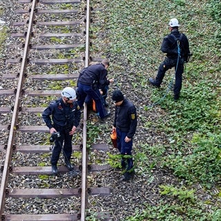 Polizeibeamte suchen im Rahmen von Ermittlungen der Sonderkommission "Kurz" nach Gegenständen im Bereich der Jahnstraße in Göppingen. Vor einer Woche war ein Mann in einer Bar in Göppingen erschossen worden.