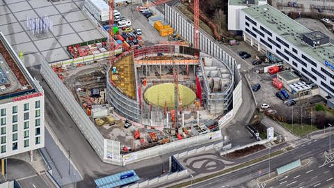 Im Januar 2024 war das Empfangsgebäude noch ein offenes Loch am Flughafen. 