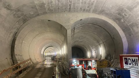 Durch die linke Röhre sollen die Züge zukünftig auf die Neubaustrecke nach Ulm fahren können - rechts im Bild ist der sogenannte Tunnelstutzen für den Pfaffensteigtunnel erkennbar. 