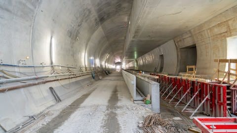 Der Bau der künftigen Bahnsteige am Flughafen Fernbahnhof schreiten voran.