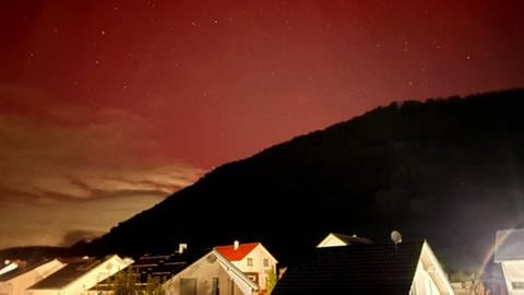 Roter Polarhimmel über Hausdächern in Deggingen im Kreis Göppingen