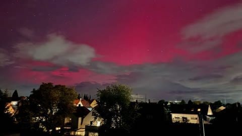 Leuchtender Polarhimmel in pink über der Stadt Tamm (Kreis Ludwigsburg)