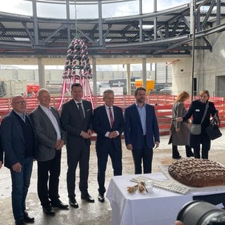 Vertreter von Bahn und Politik bei einem Pressefoto beim Richtfest für den Flughafenbahnhof