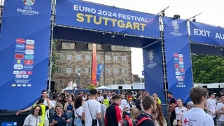 Menschen besuchen das Public Viewing auf dem Stuttgarter Schlossplatz während der Fußball-EM 2024.