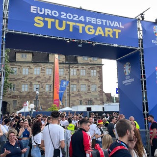 Menschen besuchen das Public Viewing auf dem Stuttgarter Schlossplatz während der Fußball-EM 2024.