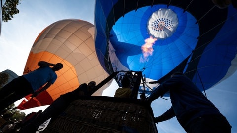 Heißluftballons werden beheizt