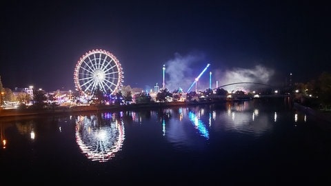 Wasen 2024: Volksfest in Stuttgart bei Nacht