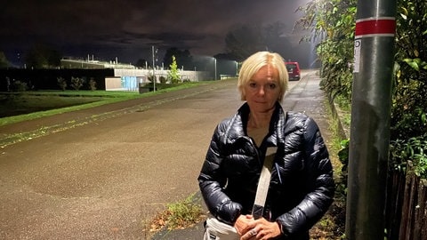 Petra Wahle steht unter einer Laterne mit "Laternenring", die in der Nacht abgeschaltet wird: Die 60-Jährige wohnt in Schorndorf und ärgert sich darüber, dass nach Mitternacht die Straßenbeleuchtung in Wohngebieten aus geht. 