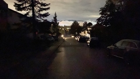 Die Straßenbeleuchtung in der Alten Steige in Schorndorf ist nach Mitternacht aus, nur wenig Licht erhellt noch die Straße.