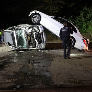 Das Auto des 21-Jährigen prallte mit einem geparkten Fahrzeug zusammen und kam fast senkrecht auf diesem zum Stehen.