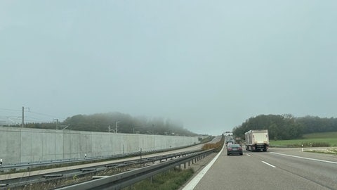 Das Bild zeigt eine leere Fahrbahn der A8 am Samstagmorgen.