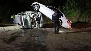 Das Auto des 21-Jährigen prallte mit einem geparkten Fahrzeug zusammen und kam fast senkrecht auf diesem zum Stehen.